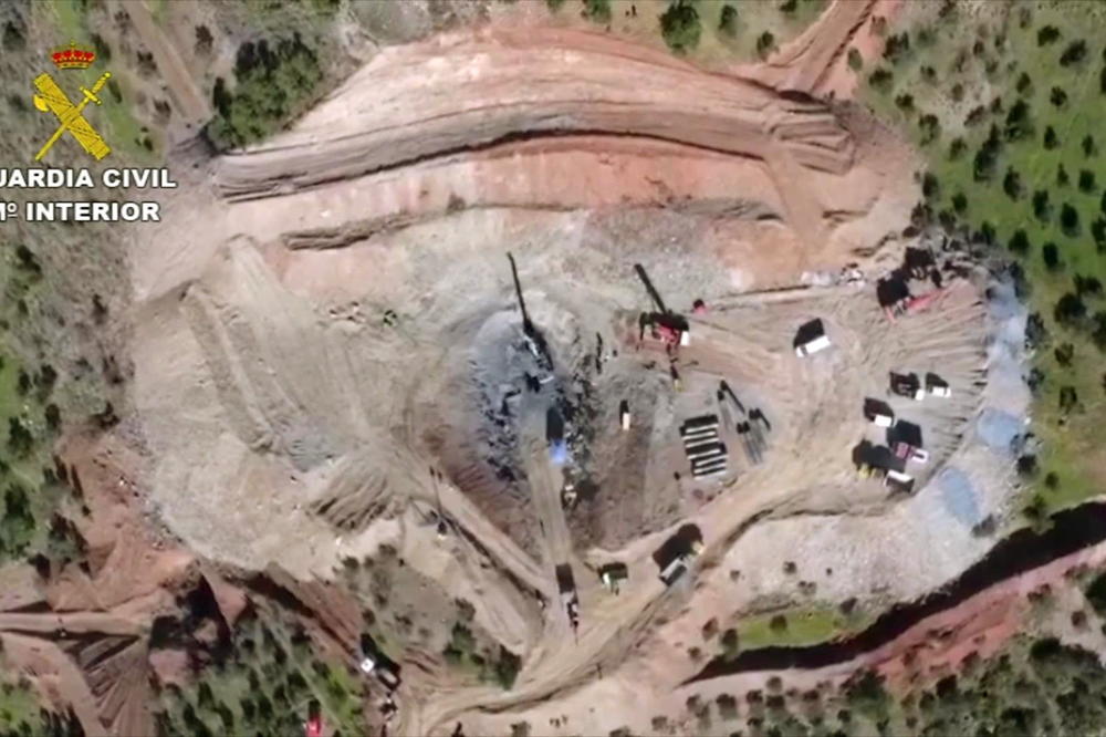 DEČAK (2) JE VEĆ 11 DANA ZAROBLJEN U RUPI: Spasioci se nadaju da će uskoro stići do njega, a ovo je njihov PLAN