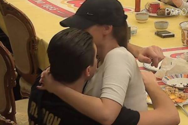 ŽELIM DA BUDEM BITAN MUŠKARAC U TVOM ŽIVOTU: Izabela nije ostala imuna na Kadrine reči i dodire, pa je uradila OVO