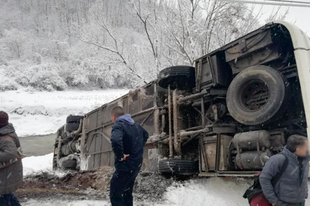 PREVRNUO SE AUTOBUS S RADNICIMA, IMA POVREĐENIH! Sneg napravio haos u Lazarevcu! (FOTO)