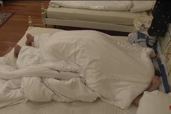 VILOM PAROVA ODZVANJALI ČUDNI ZVUCI: Da li je ovo najsmešniji SE*S u istoriji RIJALITIJA?!