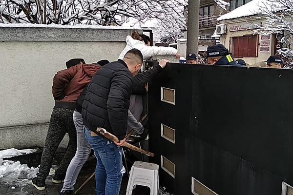 BURGIJAŠ MI NOGU BUDALO: Bitka za NADEŽDINU kuću je na VRHUNCU! U TOKU JE BORBA GOLIM RUKAMA (VIDEO)