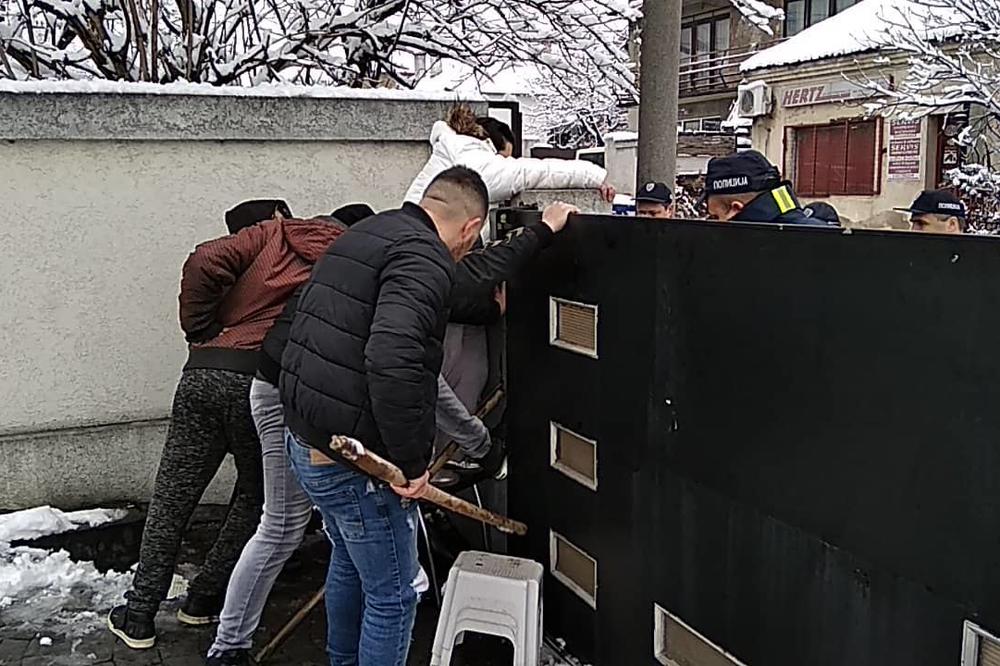 BURGIJAŠ MI NOGU BUDALO: Bitka za NADEŽDINU kuću je na VRHUNCU! U TOKU JE BORBA GOLIM RUKAMA (VIDEO)