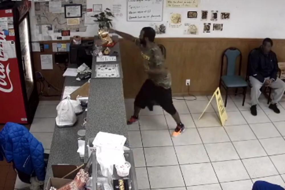 HTEO JE DA UKRADE TEGLU SA NAPOJNICAMA: Međutim, brzo je shvatio da to neće biti lako! (VIDEO)