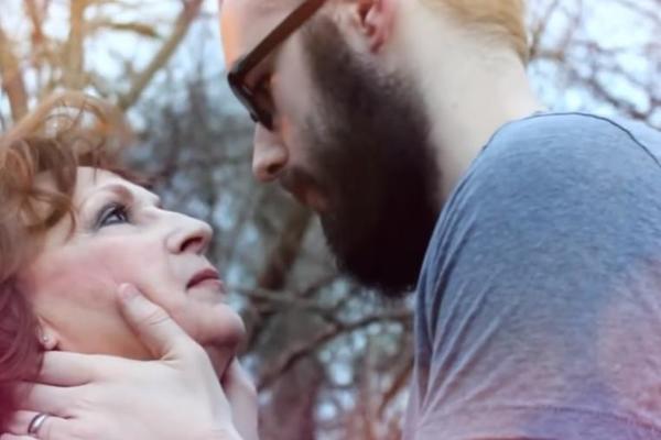 NEVEROVATNA LJUBAVNA PRIČA BAKE I TINEJDŽERA: Upoznali su se na SAHRANI njenog SINA! OVAKO ONA TO OPRAVDAVA