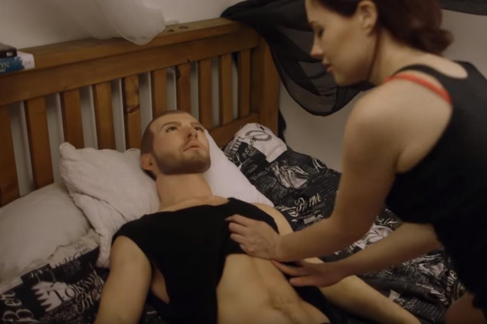 OVO JE MUŠKARAC PO MERI SVAKE ŽENE: Čuda pravi u krevetu, a čak NIJE OD KRVI I MESA! (VIDEO)