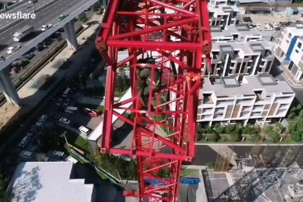 NAJSTRAVIČNIJI SNIMAK KOJI ĆETE DANAS VIDETI: Radnik ostao da VISI na 200 metara visine na KRANU! (VIDEO)