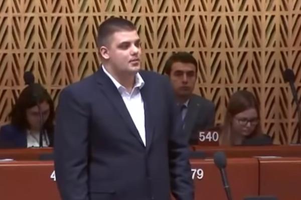 ZABORAVILI STE KO VAS JE OSLOBODIO OD FAŠIZMA: Šešeljev govor uzdrmao Savet Evrope, ZAPADNJACI PREBLEDELI! (VIDEO)