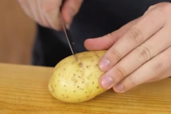 UTRLJALA KROMPIR ISPOD PAZUHA: Kada je videla šta se desilo, ostala je u šoku!