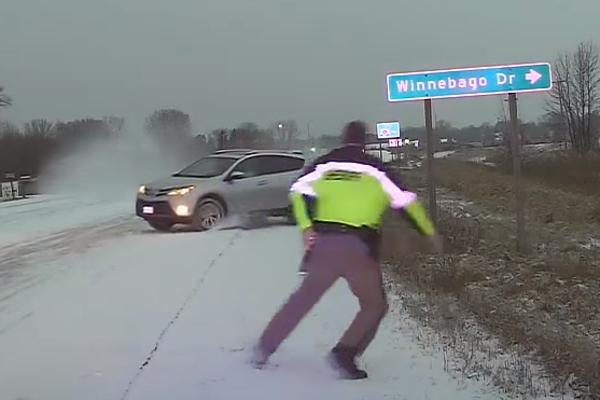 PROKLIZAO KOLIMA PO LEDU PRAVO U SAOBRAĆAJCA: Jurišao po zaleđenom putu, policajca spaslo ČUDO! (VIDEO)