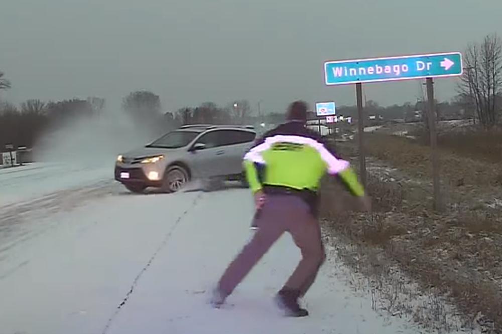 PROKLIZAO KOLIMA PO LEDU PRAVO U SAOBRAĆAJCA: Jurišao po zaleđenom putu, policajca spaslo ČUDO! (VIDEO)