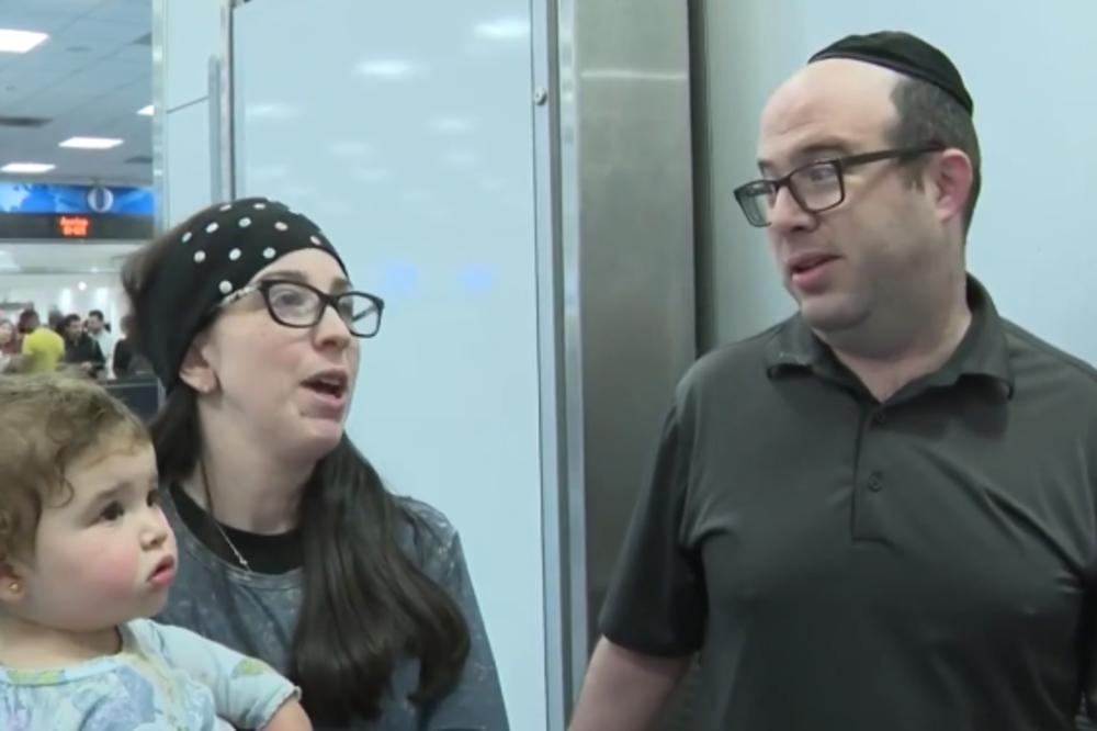 OVU PORODICU SU IZBACILI SA LETA: Drugi putnici žalili su se na nešto GROZNO! (VIDEO)