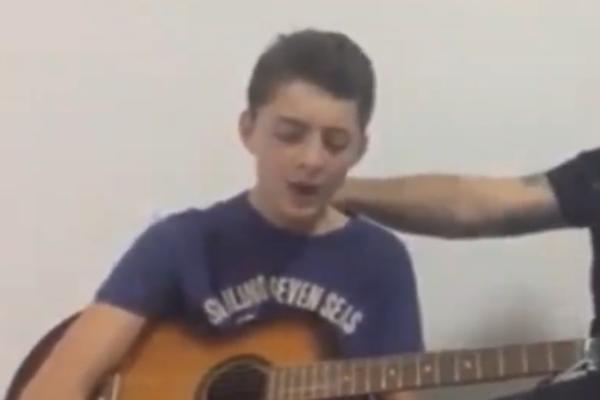 ZBOG OVOGA ĆE SE SVAKI RODOLJUB RASPLAKATI: Dimitrije (13) na gitari peva o JUNACIMA SA KOŠARA, pesma boli (VIDEO)