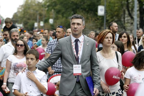 NIJE NORMALNO DA DETE IMA MAMU I MAMU: Boško se pridružio Sergeju, ZAJEDNO su PROTIV LGBT zajednice!