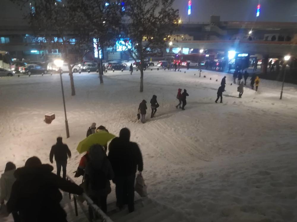 Ljudi izlaze iz autobusa kod Sajma   