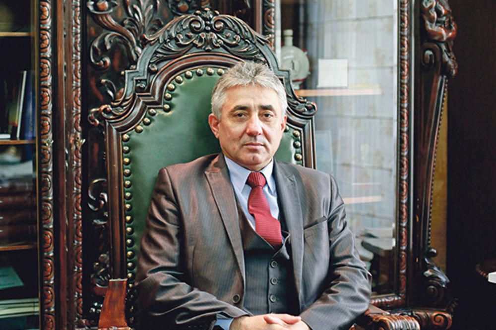 POLICIJA UPALA U RESTORAN, PA UHAPSILA SIMONOVIĆA ZA STOLOM: Evo kako je izgledalo hapšenje PRVOG ČOVEKA GROCKE!