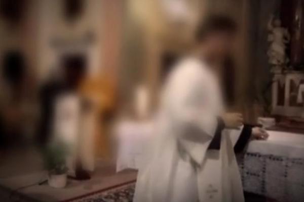 MALOLETNIK IZ HRVATSKE GLUMIO SVEŠTENIKA U BAKINOM STANU: Ispovedao vernike pa uzmao veliki novac za to! (VIDEO)