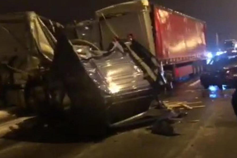 IZBIO HAOS KOD HOTELA NAIS: Kamion skliznuo s pravca pa udario u autobus, sekundu posle sudarila se dva automobila!