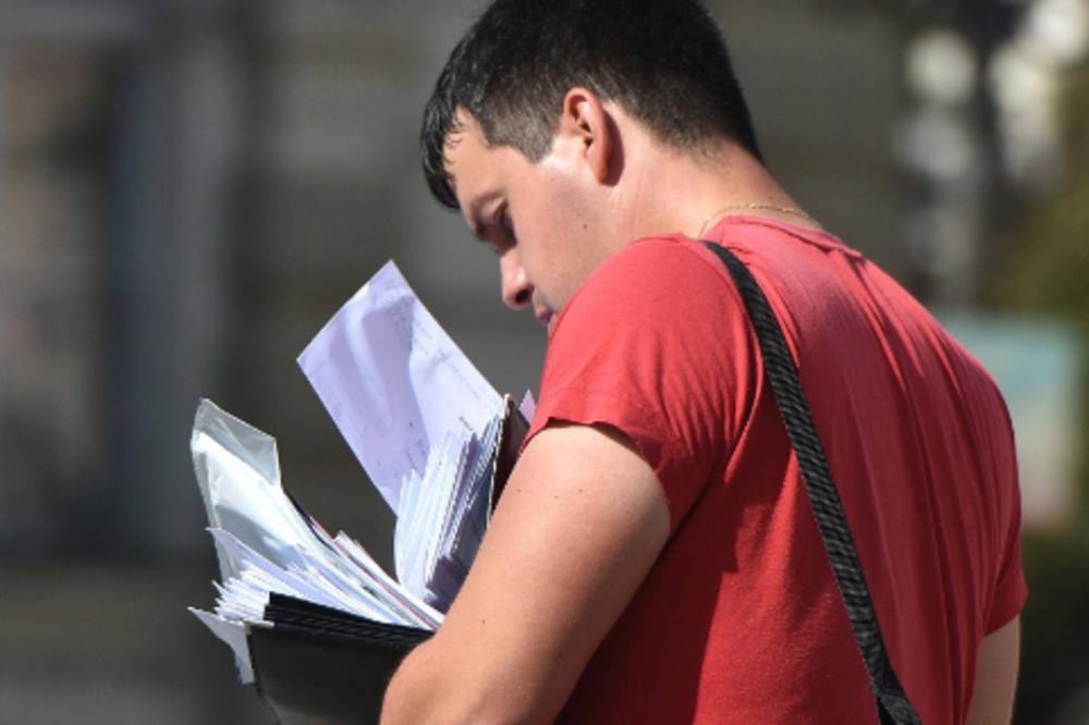ŠOKANTNI SNIMAK KOJI JE SRBIJU OSTAVIO BEZ REČI: Srbin maltretira dostavljača paketa i sve to snima, HOROR (VIDEO)