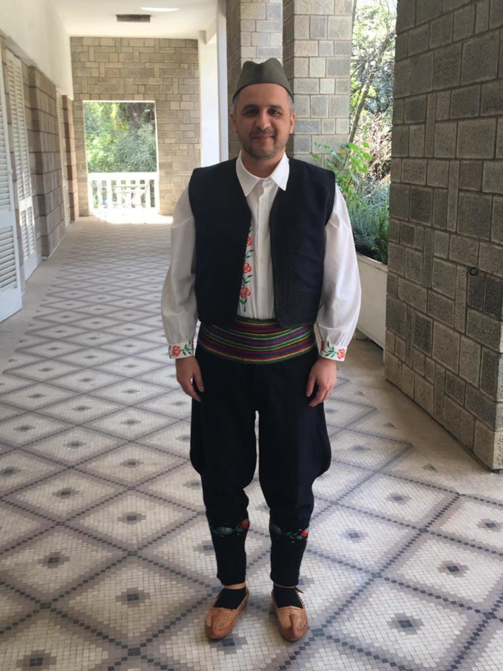 Aleksandar Ristić u narodnoj nošnji i šajkači na glavi  