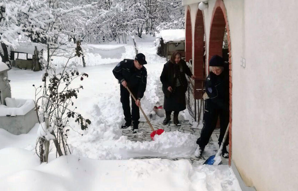 Pripadnici Ministarstva unutrašnjih poslova samoinicijativno čiste sneg ispred institucija   