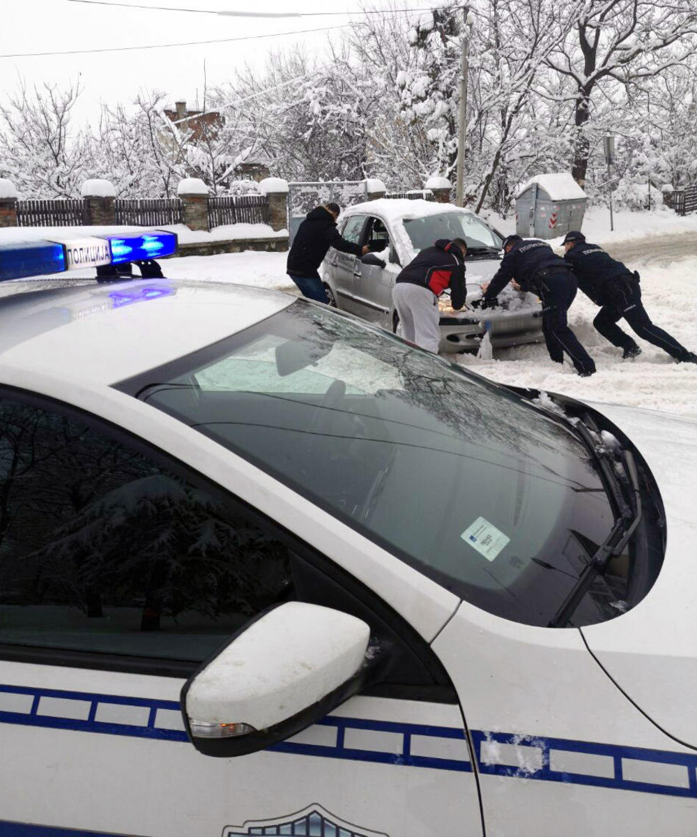 Pripadnici Ministarstva unutrašnjih poslova pomažu građanima u nevolji  