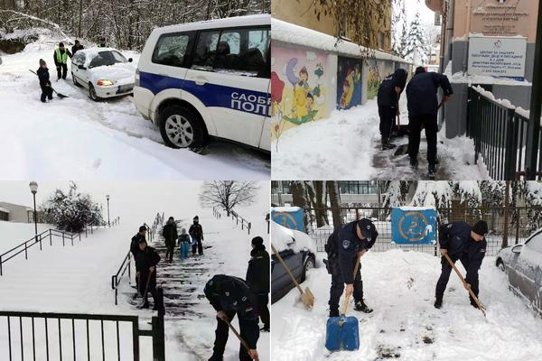 SRPSKA POLICIJA NA TERENU, POMAŽE GRAĐANIMA: Uniforme u borbi protiv mećave koja je okupirala Srbiju