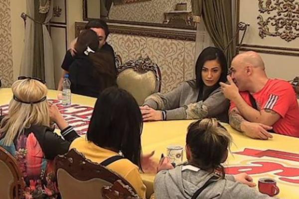 SVE PRŠTI OD STRASTI I LJUBAVI: Kadra i Izabela se dohvatili pa počeli da RAZMENJUJU NEŽNOSTI! (FOTO)