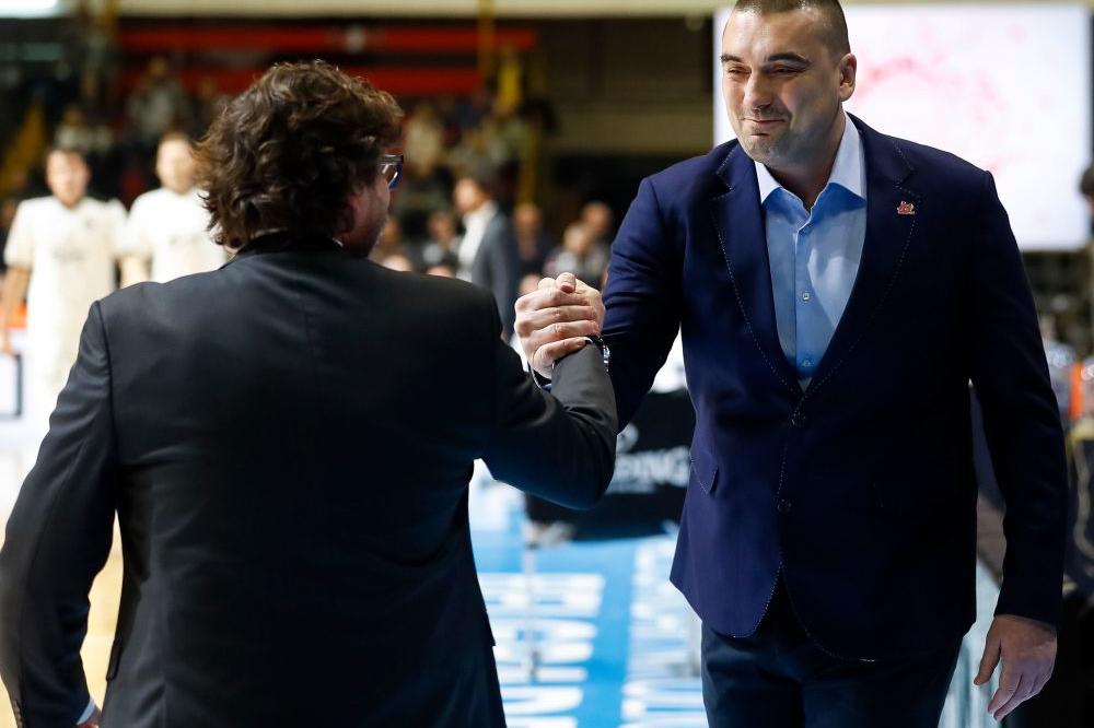 SPEKTAKL ZA MILOJEVIĆEV OPROŠTAJ: Sa jedne strane Novica, Dangubić, Zagorac, a sa druge Mega i Vlada Jovanović!