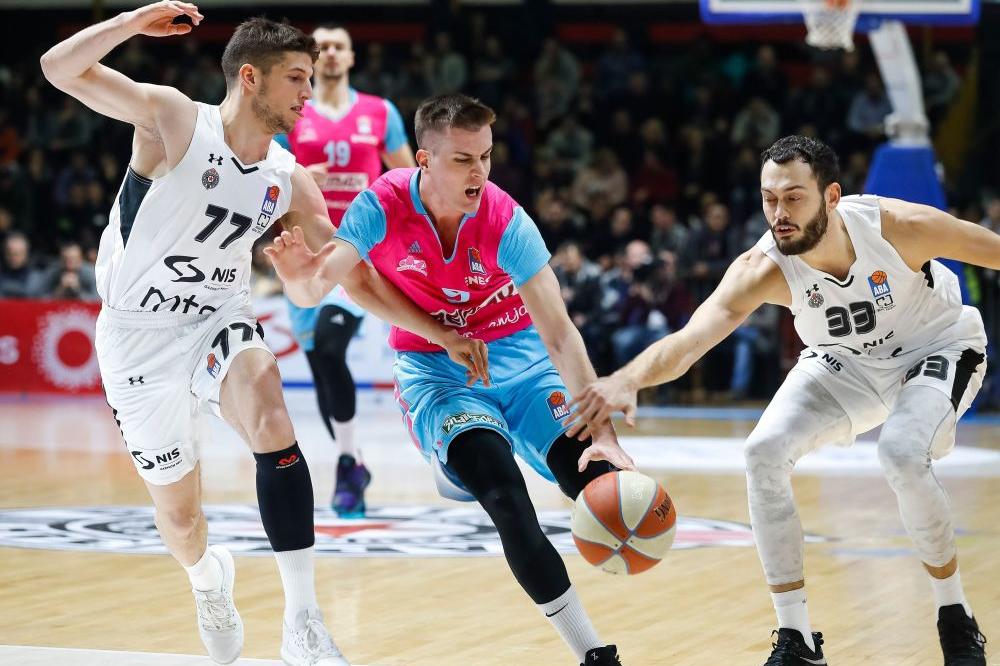 PARTIZAN GRABI KA PLEJ-OFU: Crno-beli u direktnom okršaju srušili Megu trojkama, gostima malo fenomenalni Mišković!