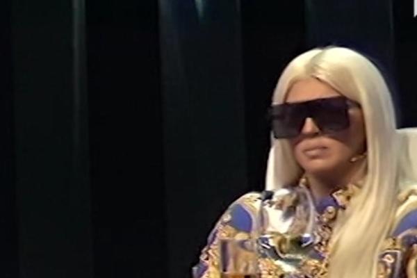 KARLEUŠA NAČISTO POPUSTILA SA ŽIVCIMA: Besna kao ris poslala poruku iz Dubaija, pa sve napljuvala! (FOTO)