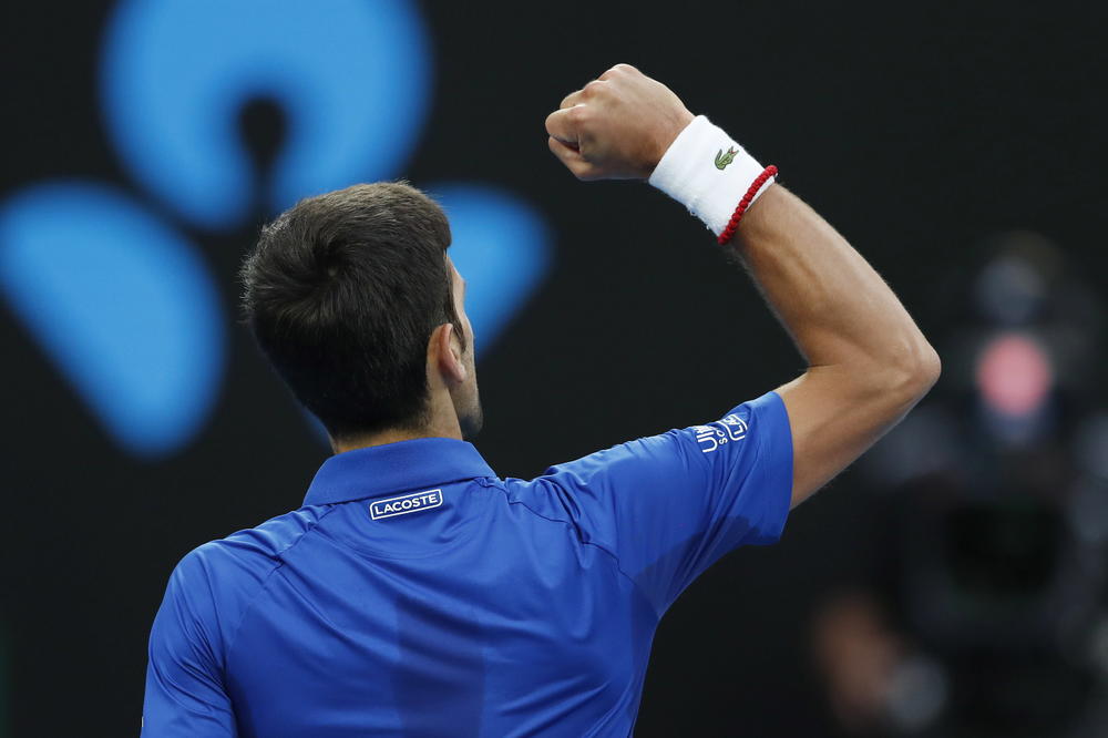 MUŠKARCI GUBE GLAVU ZA NJOM, A ONA GLEDA U NOVAKA: Svetska lepotica zanosnih oblina navija sa tribina!