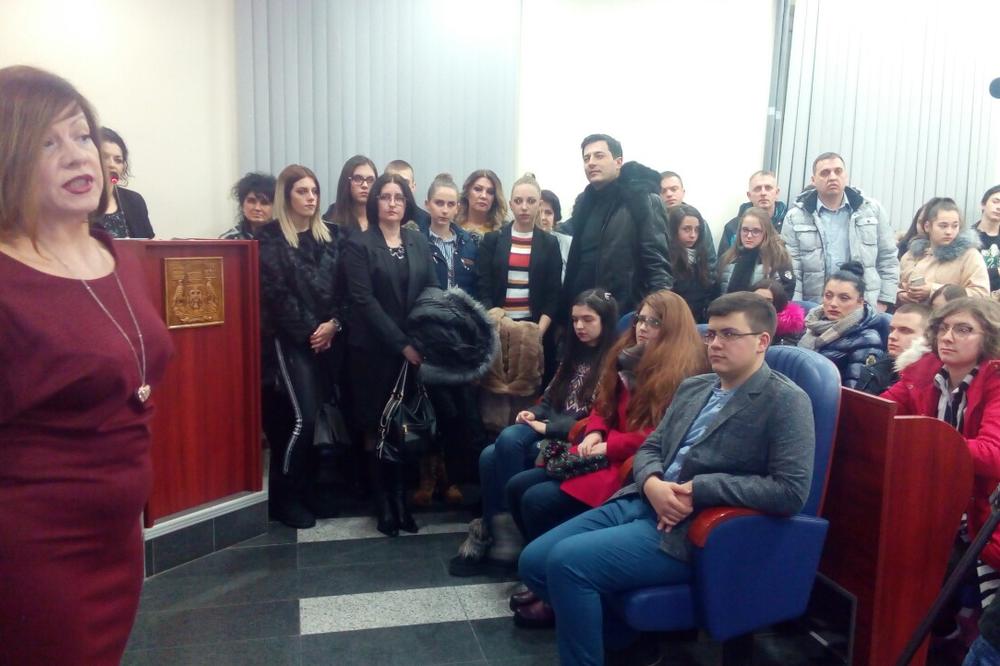 OPŠTINA SURDULICA DODELILA SVETOSAVSKE NOVČANE NAGRADE: Za najbolje učenike izdvojeno preko milion dinara (FOTO)