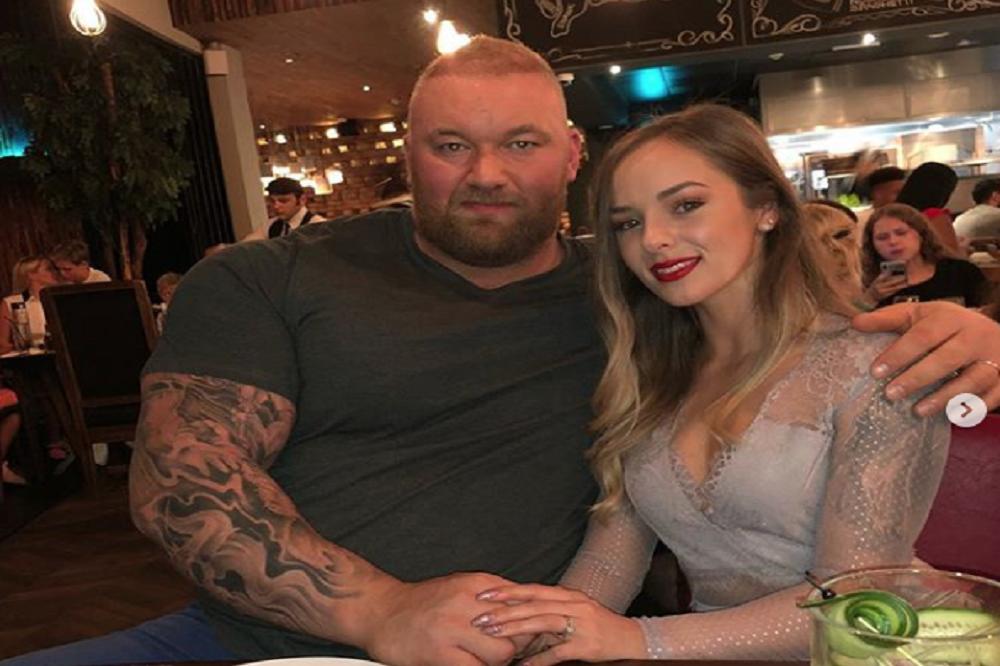 SVI SE SMEJU NAJJAČEM ČOVEKU NA PLANETI: Jedan detalj na fotki je sve doveo do suza! (FOTO)