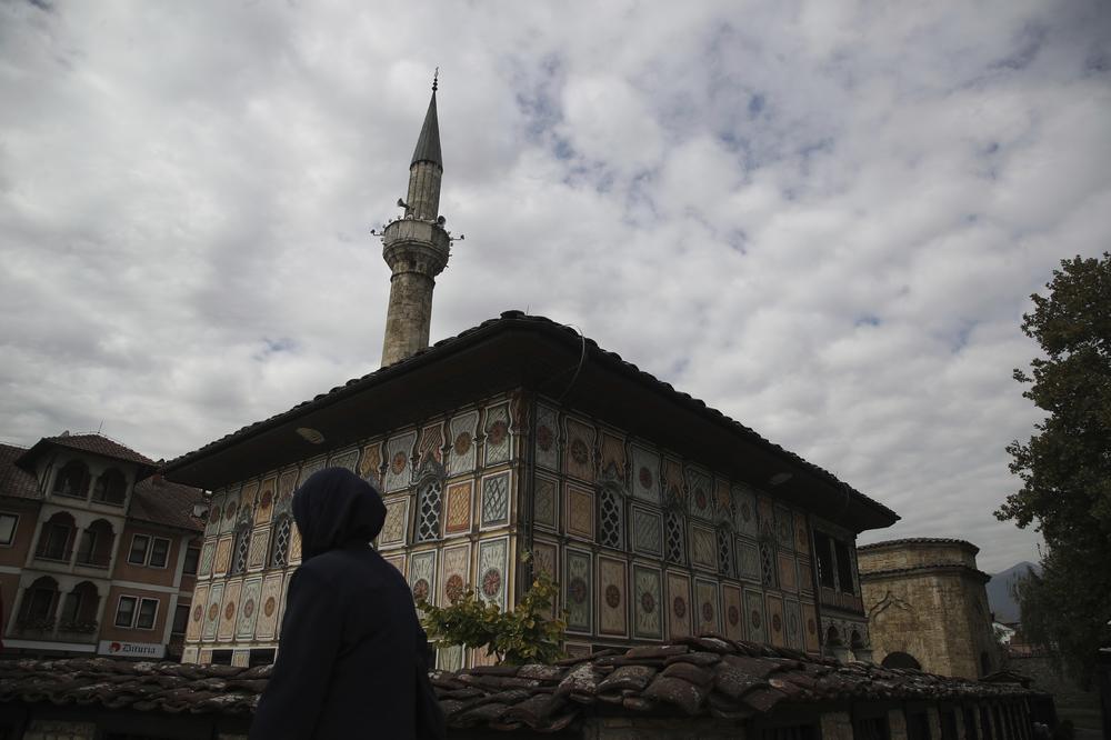 UHAPŠENO 11 SRPKINJA U MAKEDONIJI: Policajci su ih zatekli U KAFANAMA!
