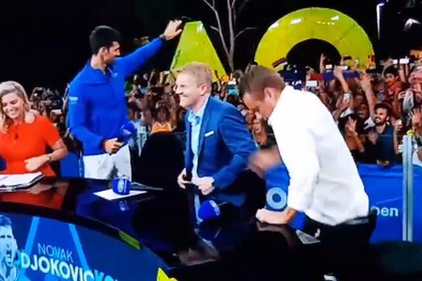 LEJTON HJUIT ZAMALO PAO SA STOLICE PORED ĐOKOVIĆA: Opusti se, brate, to je samo najbolji na svetu i kralj Melburna!