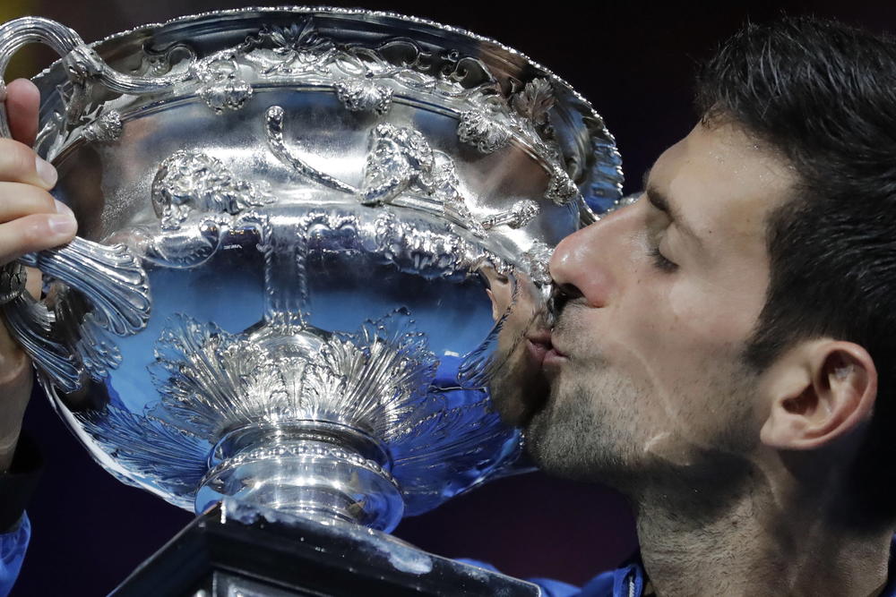 Novak Đoković sa trofejom