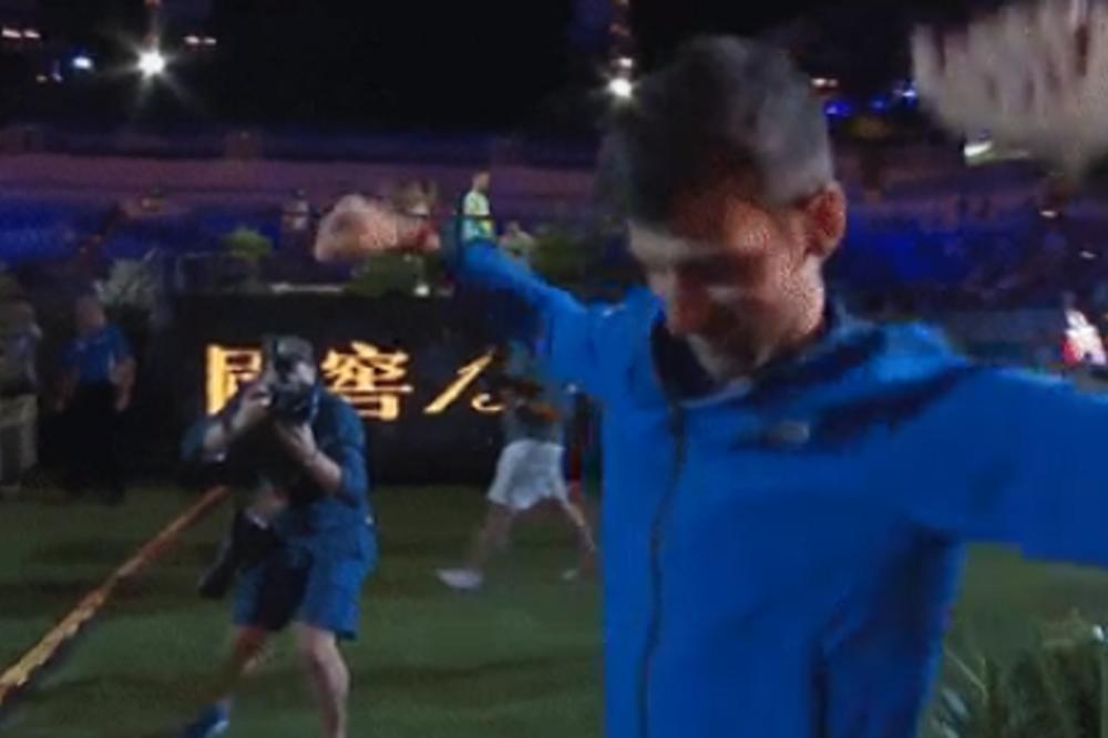 OVAKO ĐUSKA ŠAMPION I REKORDER: Novak Đoković izveo nesvakidašnji "dens" pred navijačima, pa progovorio srpski!