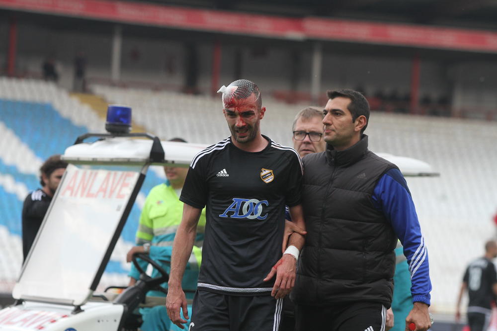 KRENUO U PODGORICU, PA POBEGAO I UGASIO TELEFON: Štoper Čukaričkog ispalio Crnogorce na neviđen način!