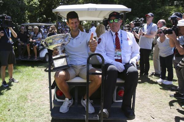 NOLETOVA ŠAMPIONSKA ŠETNJA MELBURNOM: Đoković pokazao pehar, pa se šegačio tokom poziranja na travi!