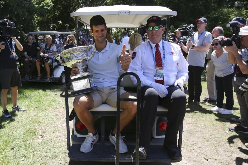 NOLETOVA ŠAMPIONSKA ŠETNJA MELBURNOM: Đoković pokazao pehar, pa se šegačio tokom poziranja na travi!