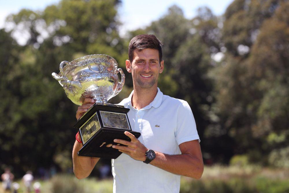 Novak Đoković sa peharom Australijan Opena  