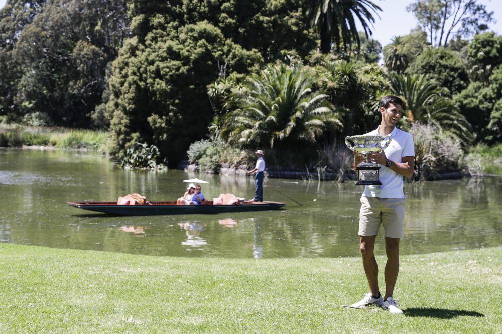 Novak Đoković i pehar sa Australijan opena  