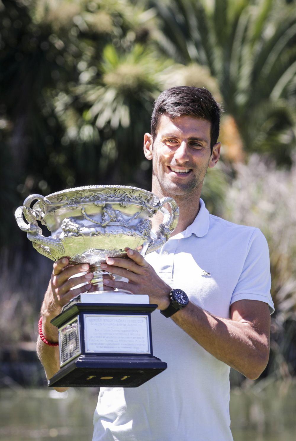 Novak Đoković ponosno pozira sa šampionskim peharom Australijan opena