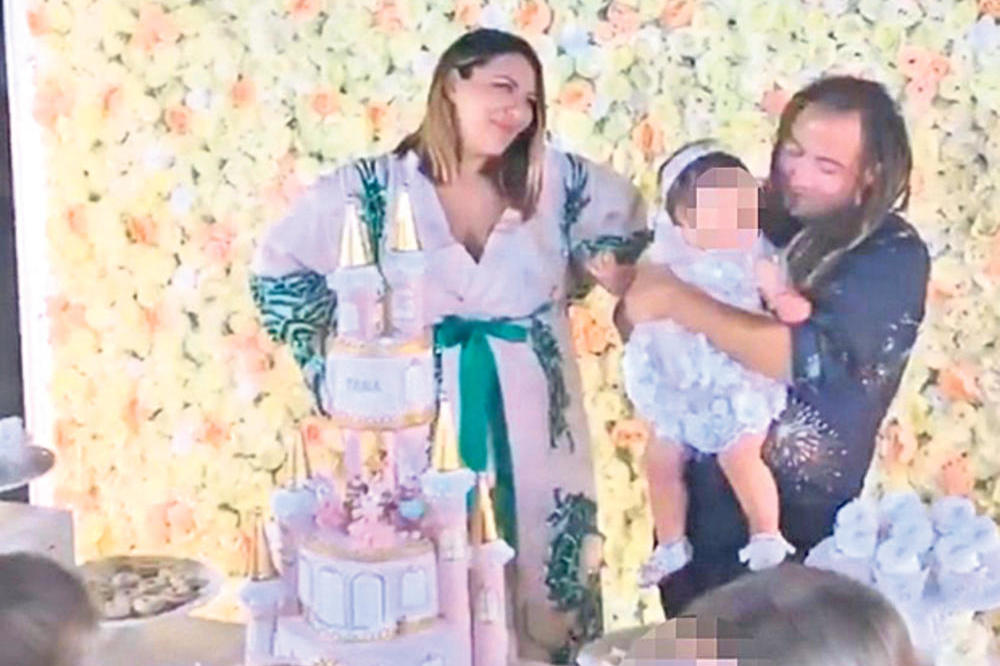 RASTA SA ĆERKOM LETUJE BEZ ANE: Reper na moru sa malom Tarom, a zbog ovog PRIZORA pevačici neće biti SVEJEDNO!