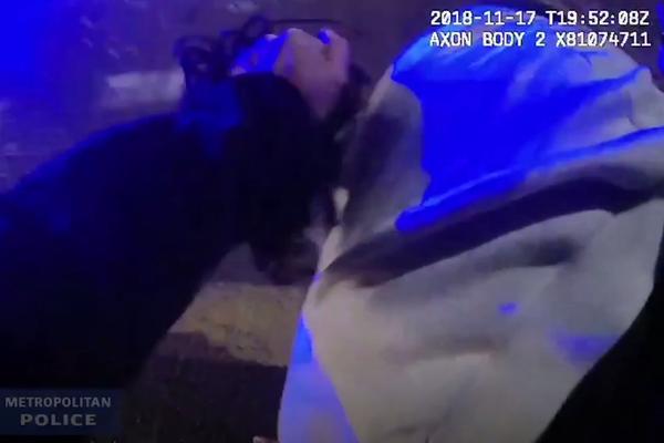 POLICAJKU JE NOGOM ŠUTNUO U GLAVU, UMALO ZAVRŠILA POD AUTOBUSOM! Snimljen neverovatan obračun na ulici (VIDEO)