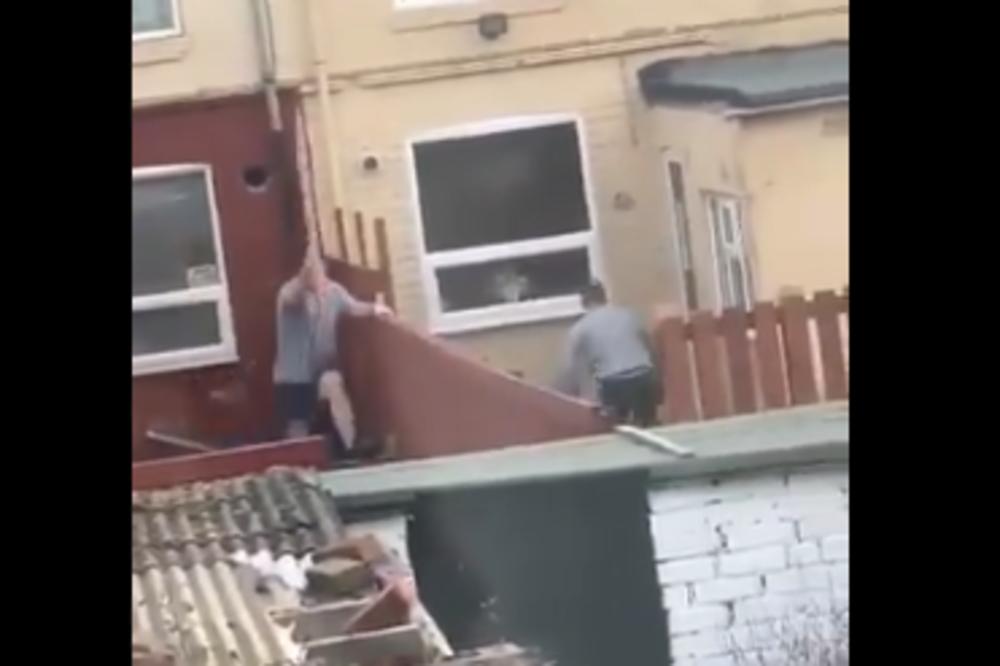 OVAKAV RAT KOMŠIJA JOŠ NISTE VIDELI! Suseda je gađao LETVOM, a kad je ovaj uzvratio nastao je PAKAO (VIDEO)