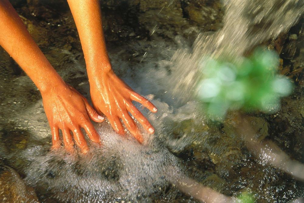 ZAŠTO SE ZBRČKAJU KAO SUVE ŠLJIVE? Otkriveno zbog čega se prsti SMEŽURAJU kada su dugo u vodi!