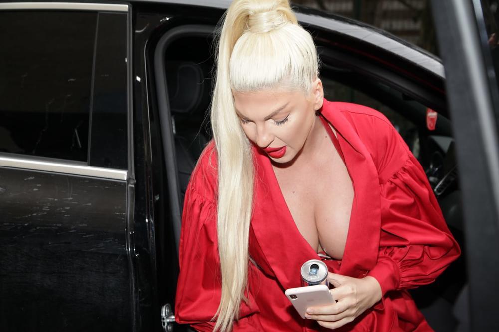 OVAKO IZGLEDA LUTKA SA KARLEUŠINIM LIKOM NAKON PO*NO AFERE: Mini Jelena, a gde je Vranješ? (FOTO)