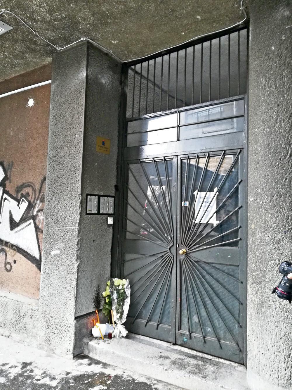 Ulaz ispred kog su prijatelji i rodbina ostavljali sveće i cveće za 'brata'