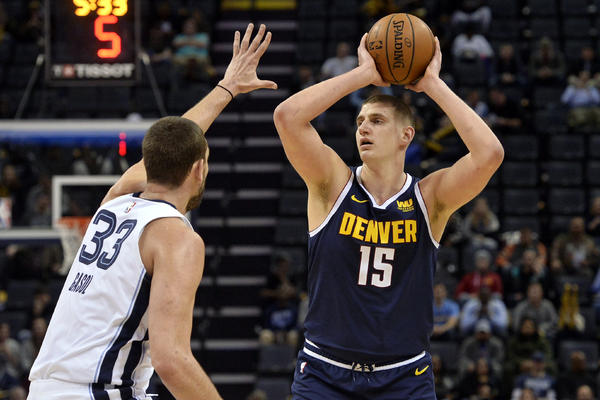 IDI, BRE, JOKIĆU, DA LI SI TI NORMALAN?! Neverovatni Srbin vratio Denver sa minusa od 25 i RAZBIO MEMFIS! (VIDEO)